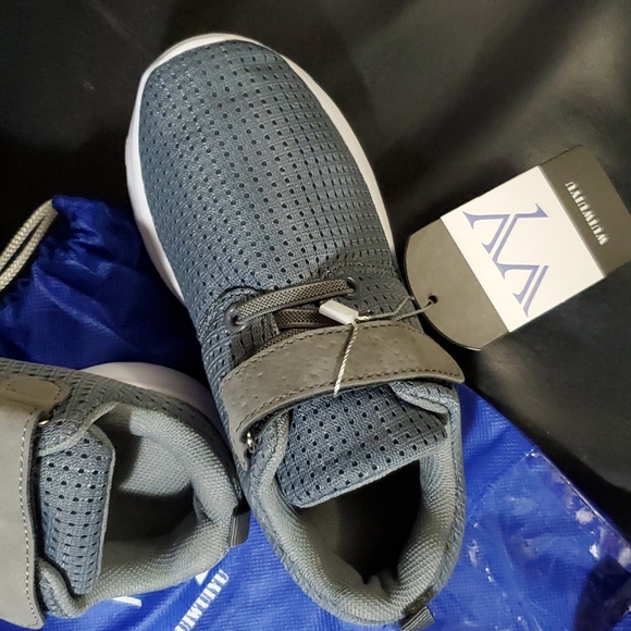 💙 4/$20 Toddlers Mesh Sneakers - Picture 2 of 5